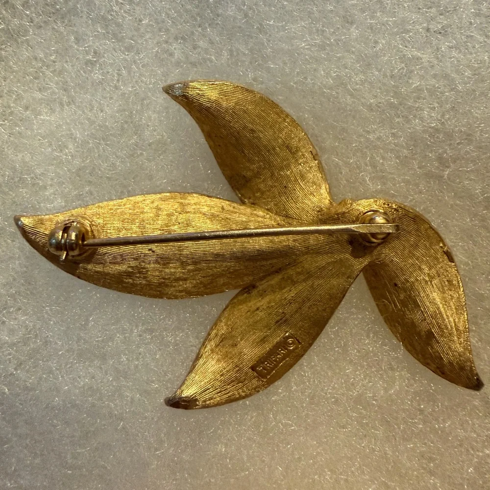 Vintage Crown Trifari Gold Tone Leaf Brooch